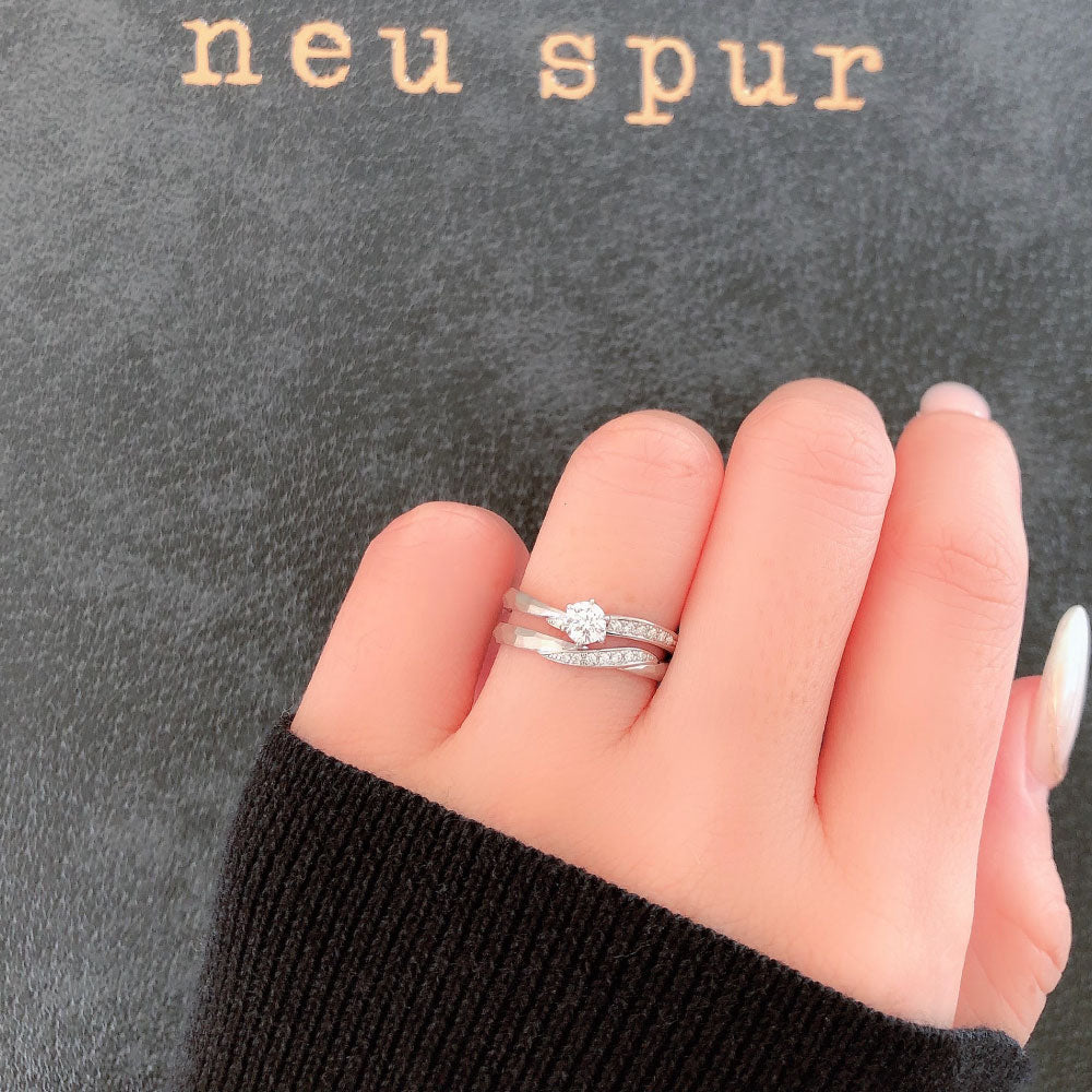 Lab-grown diamond engagement ring and wedding band （wedding ring）worn together