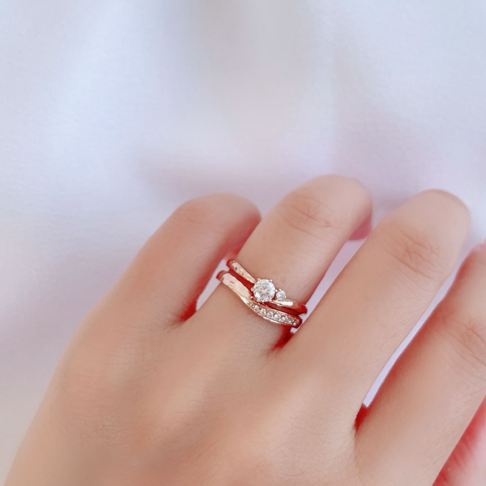 Lab-grown diamond engagement ring and wedding band （wedding ring）worn together