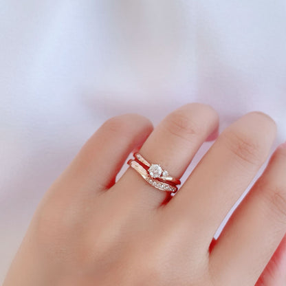 Lab-grown diamond engagement ring and wedding band （wedding ring）worn together