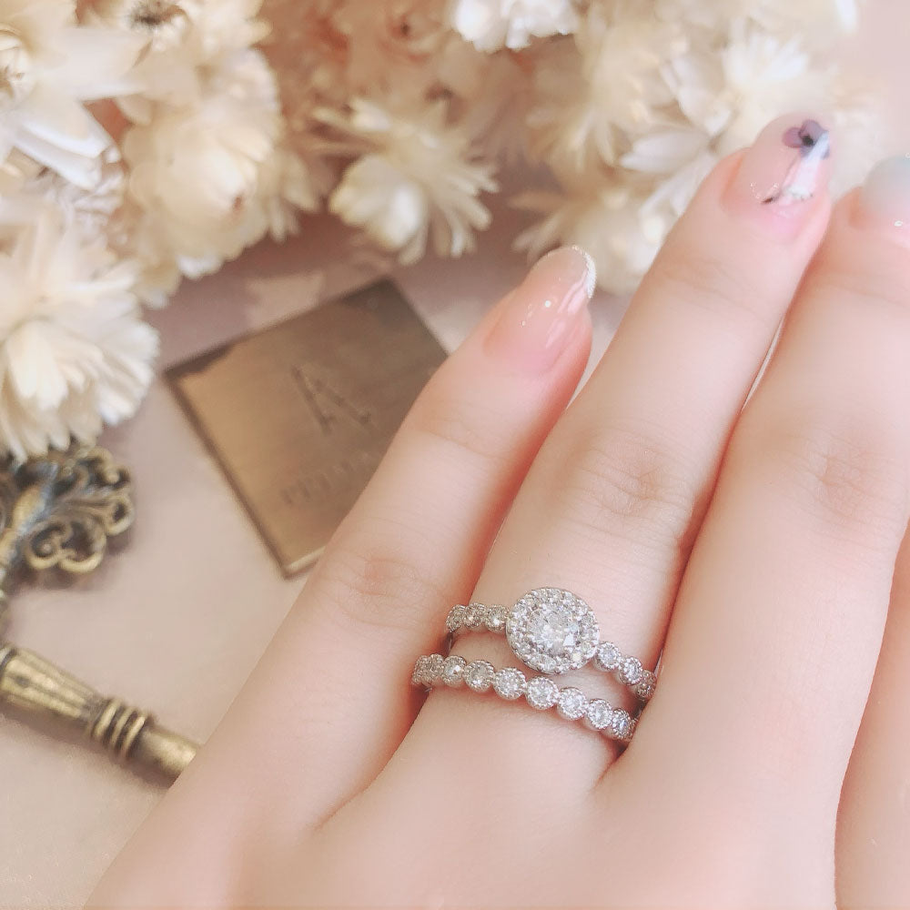 Lab-grown diamond engagement ring and wedding band （wedding ring）worn together