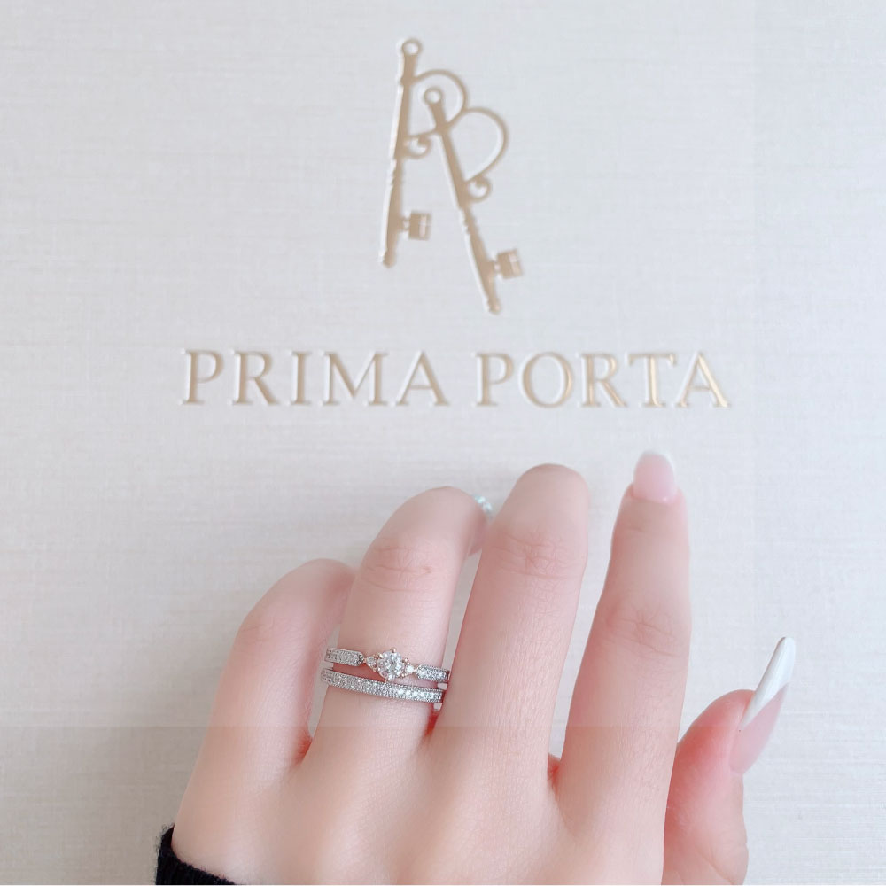 Lab-grown diamond engagement ring and wedding band （wedding ring）worn together