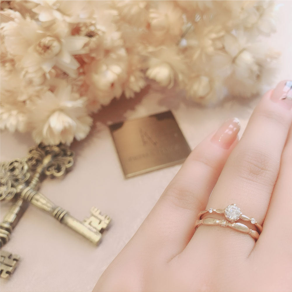 Lab-grown diamond engagement ring and wedding band （wedding ring）worn together
