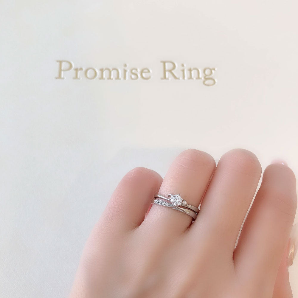 Lab-grown diamond engagement ring and wedding band （wedding ring）worn together