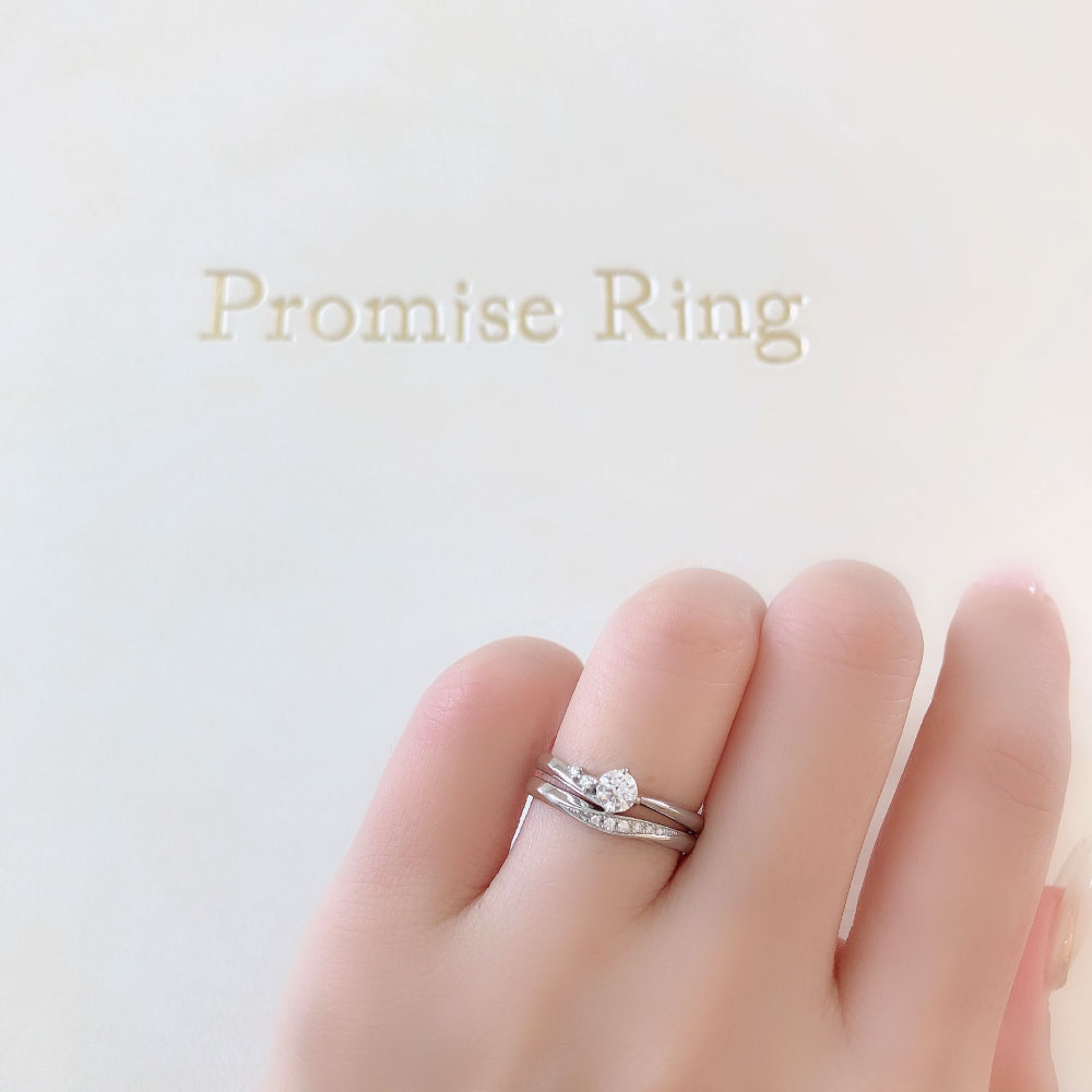 Lab-grown diamond engagement ring and wedding band （wedding ring）worn together