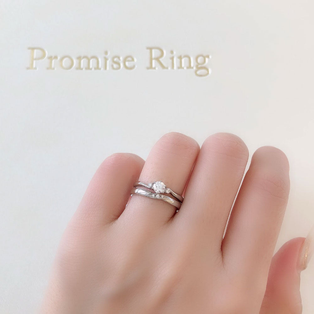 Lab-grown diamond engagement ring and wedding band （wedding ring）worn together