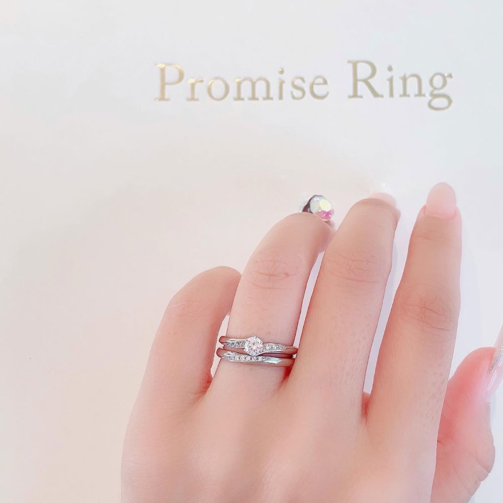 Lab-grown diamond engagement ring and wedding band （wedding ring）worn together