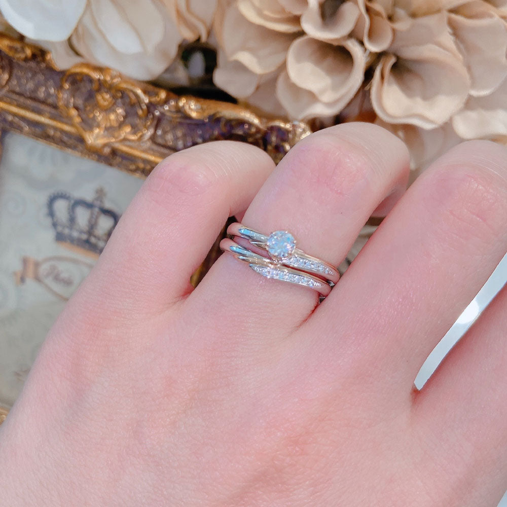 Lab-grown diamond engagement ring and wedding band （wedding ring）worn together