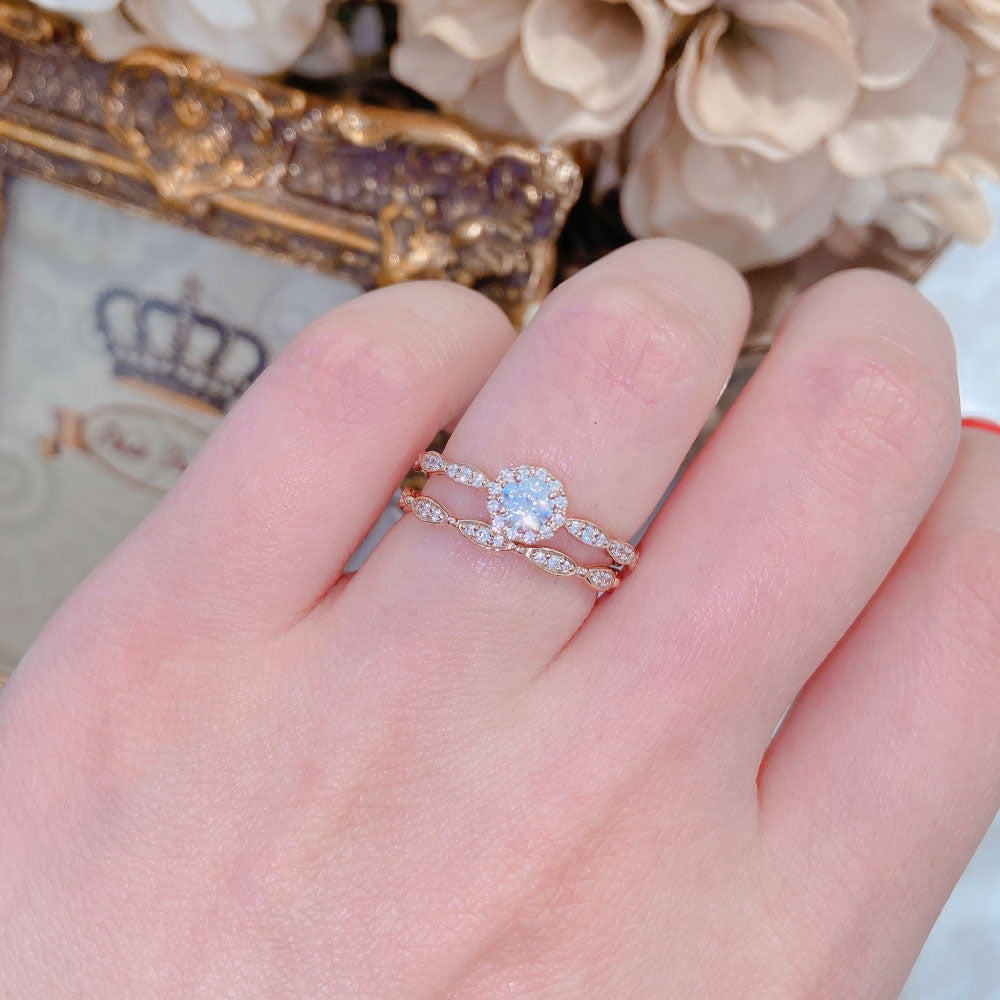 Lab-grown diamond engagement ring and wedding band （wedding ring）worn together