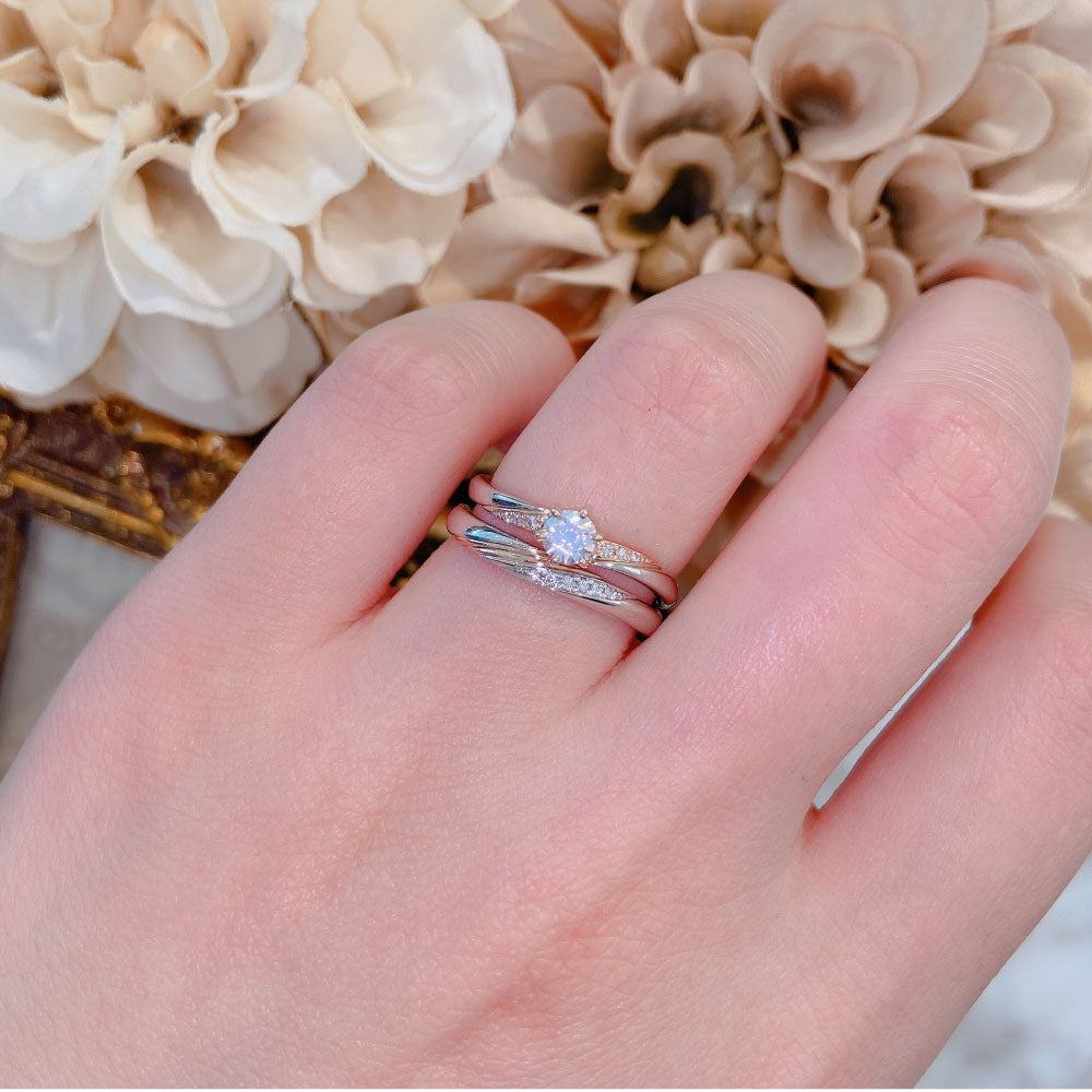 Lab-grown diamond engagement ring and wedding band （wedding ring）worn together