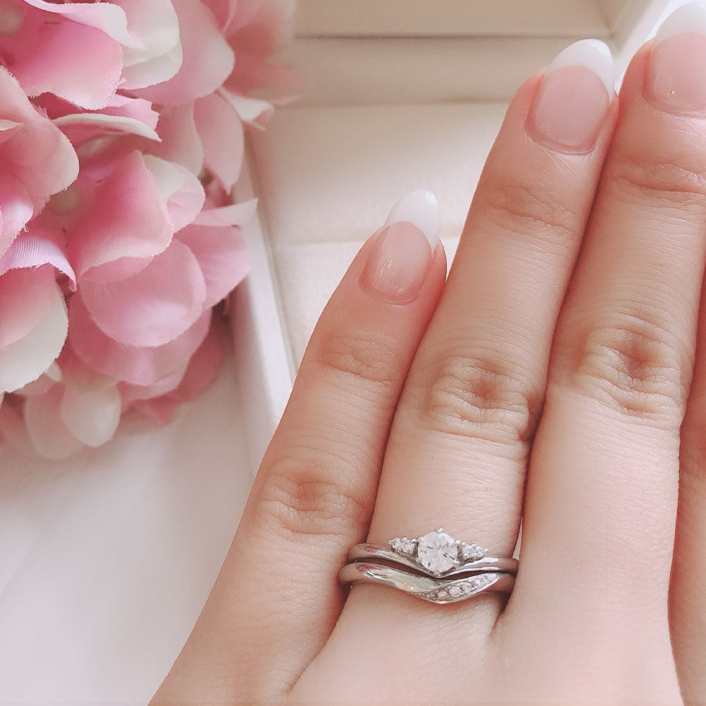 Lab-grown diamond engagement ring and wedding band （wedding ring）worn together
