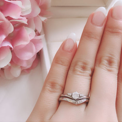 Lab-grown diamond engagement ring and wedding band （wedding ring）worn together