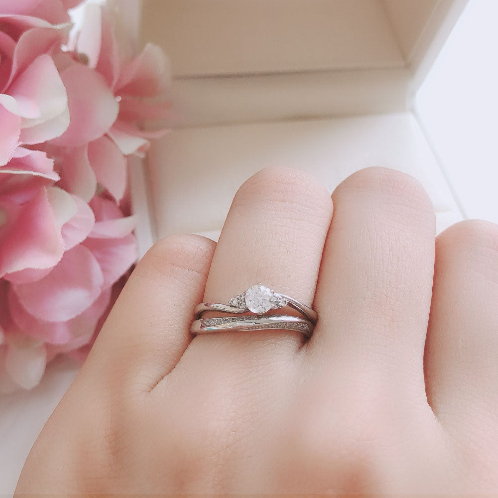 Lab-grown diamond engagement ring and wedding band （wedding ring）worn together