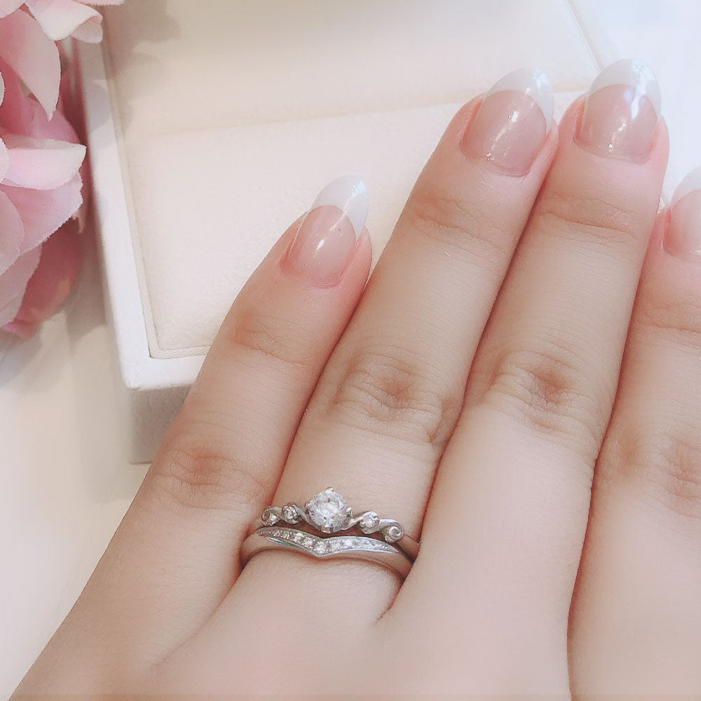 Lab-grown diamond engagement ring and wedding band （wedding ring）worn together