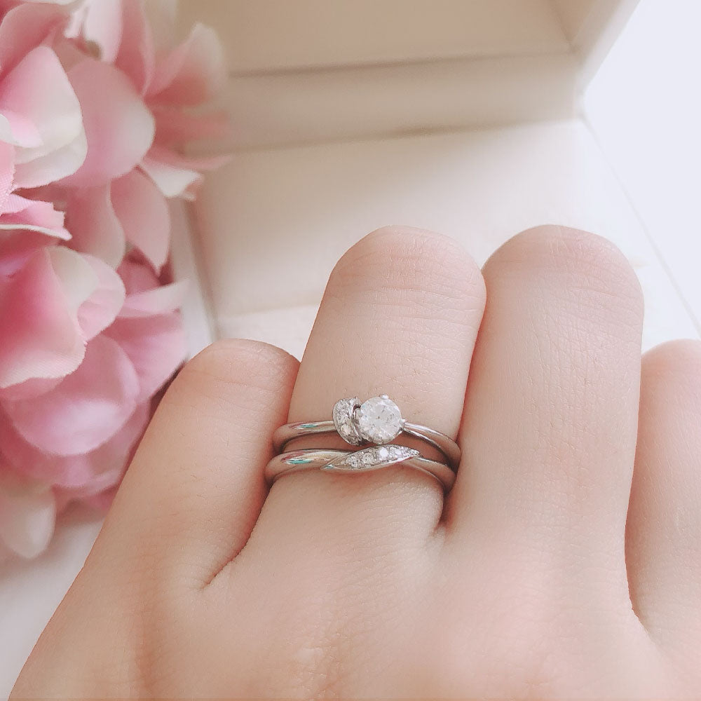 Lab-grown diamond engagement ring and wedding band （wedding ring）worn together