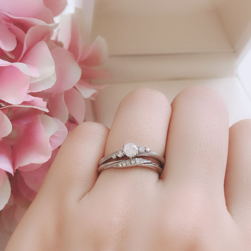 Lab-grown diamond engagement ring and wedding band （wedding ring）worn together