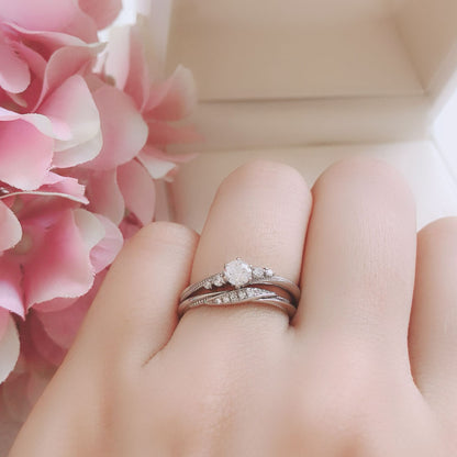Lab-grown diamond engagement ring and wedding band （wedding ring）worn together