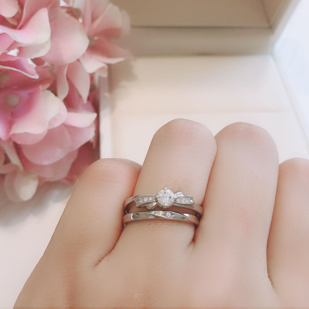 Lab-grown diamond engagement ring and wedding band （wedding ring）worn together