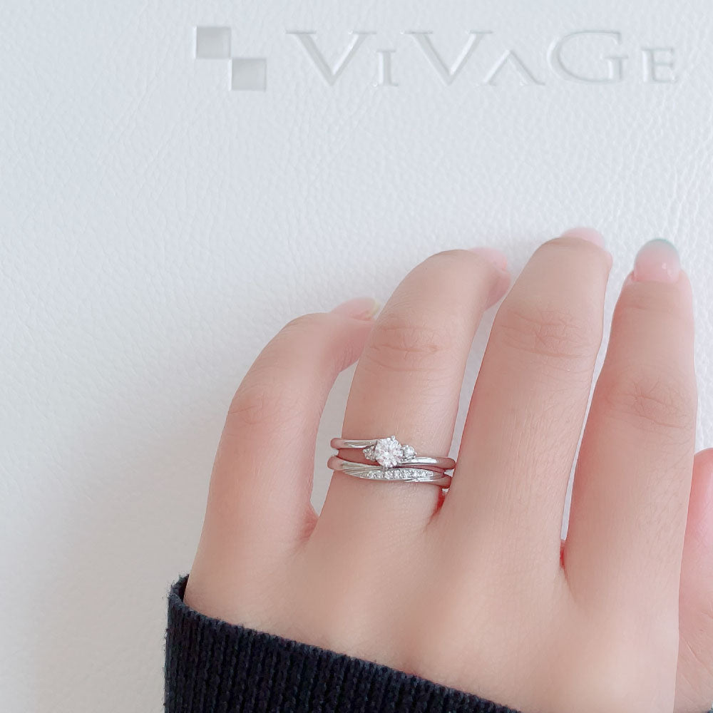 Lab-grown diamond engagement ring and wedding band （wedding ring）worn together