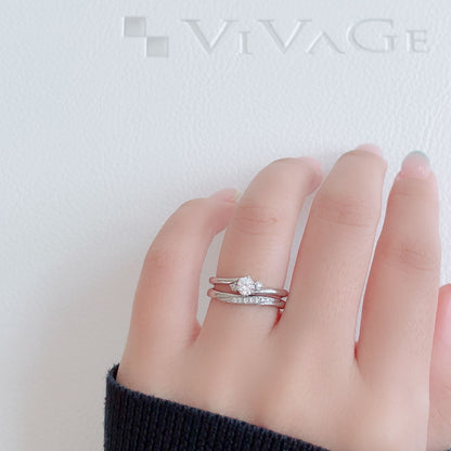 Lab-grown diamond engagement ring and wedding band （wedding ring）worn together