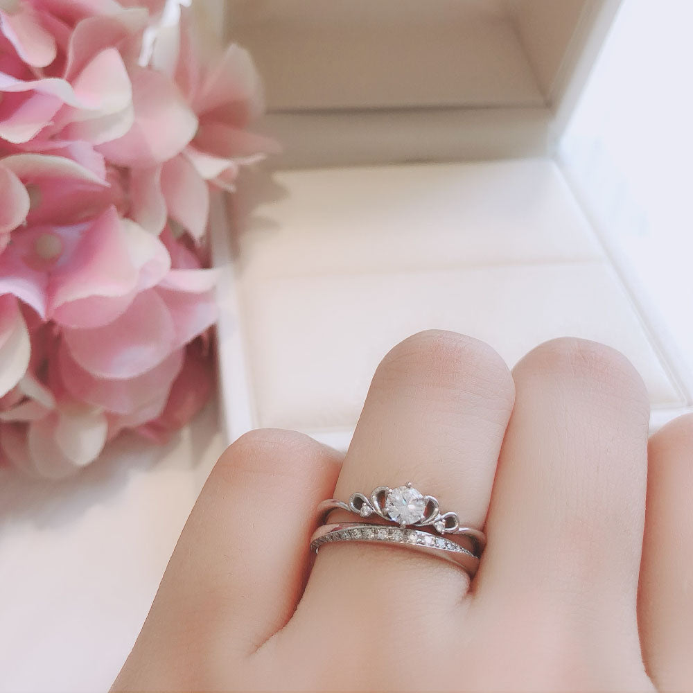Lab-grown diamond engagement ring and wedding band （wedding ring）worn together